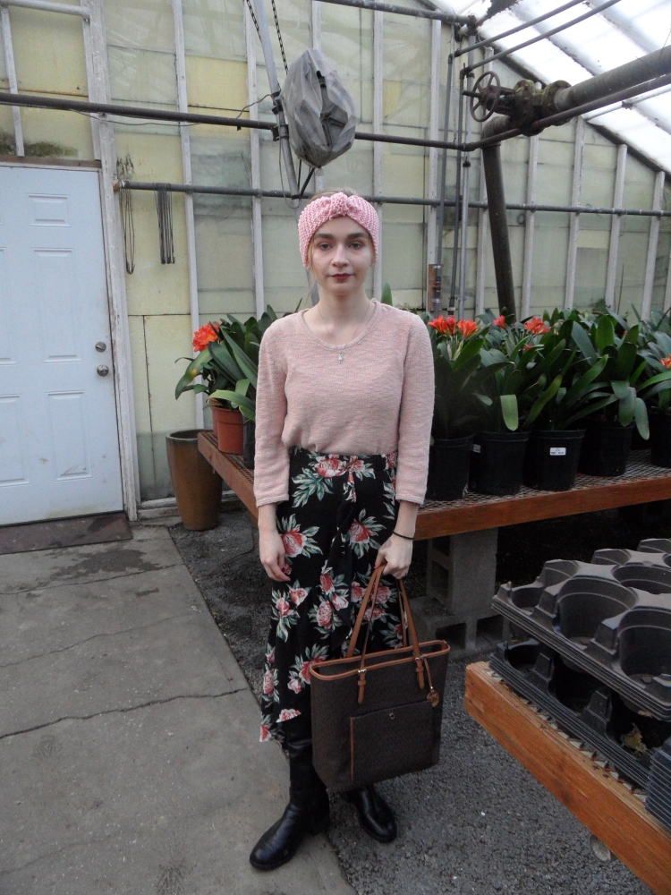 fashion blogger wears floral skirt, headband
