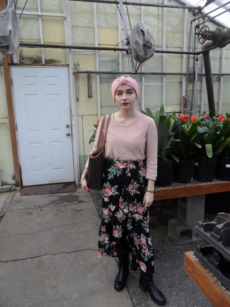 fashion blogger wears skirt, headband