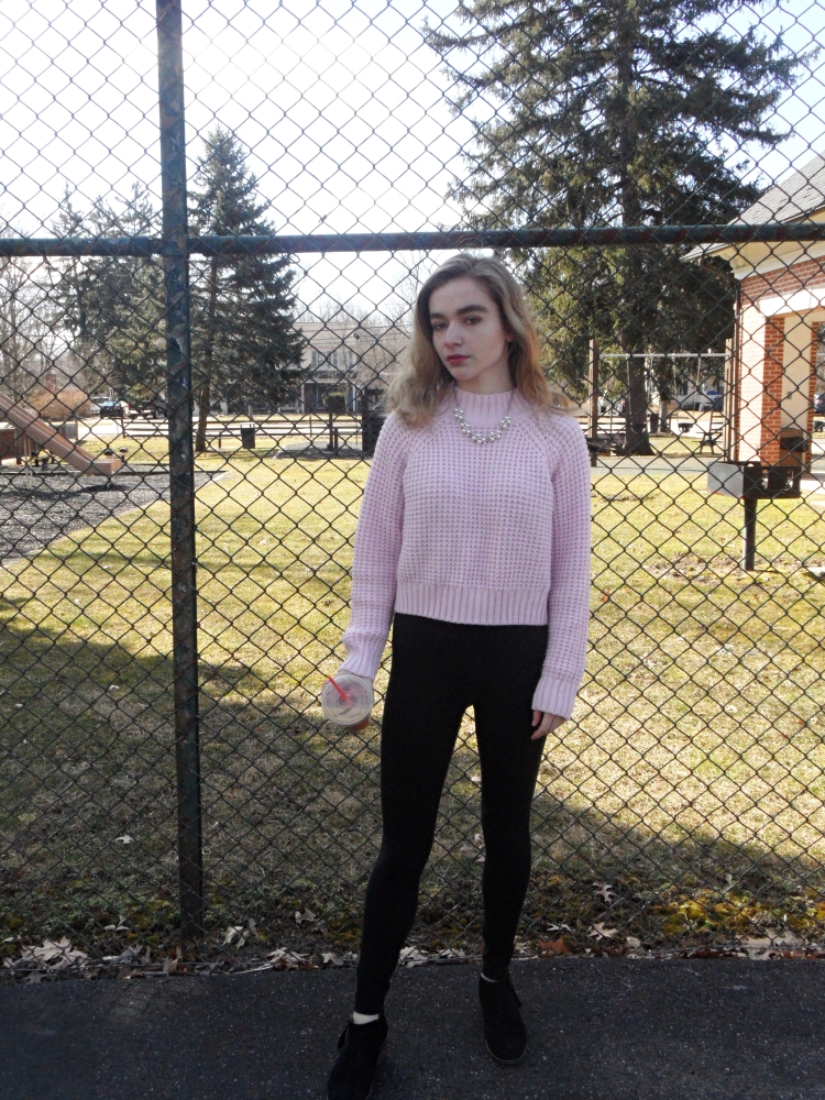 fashion blogger in pink sweater full shot