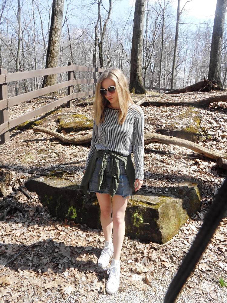 fashion blogger wears jean skirt, sunglasses